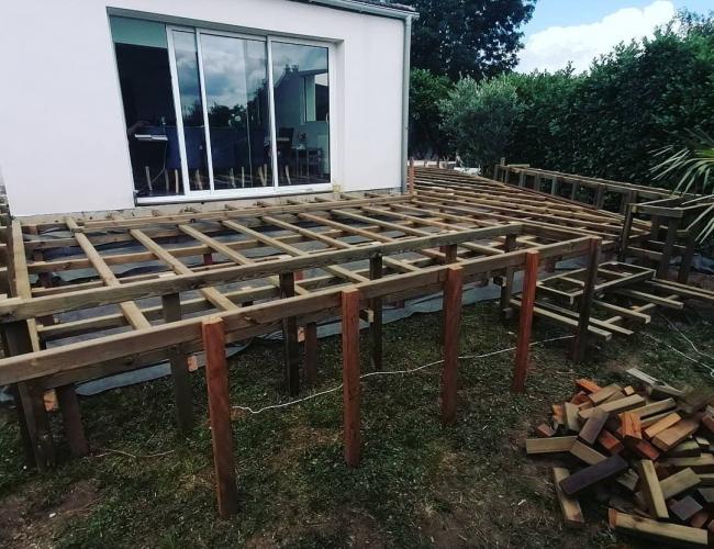 Création d'une terrasse en bois Européen et d'une pergolas bioclimatique Les-Mesneux 51370 ( 51 secteur Marne ).