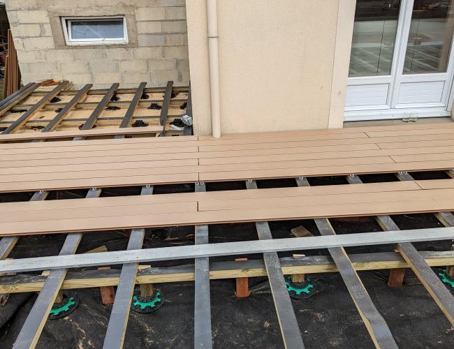 Une terrasse en bois composite à Sainte-Menehould (51800) : un havre de paix au cœur de la nature"