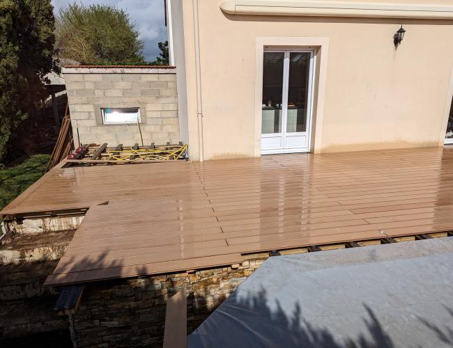 "Profitez de l'élégance d'une terrasse en bois composite à Ay (51160), au cœur du vignoble champenois"