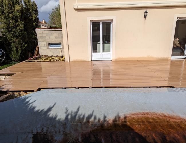 "Une terrasse en bois composite à Gueux (51390) : un cadre enchanteur pour vos soirées d'été"