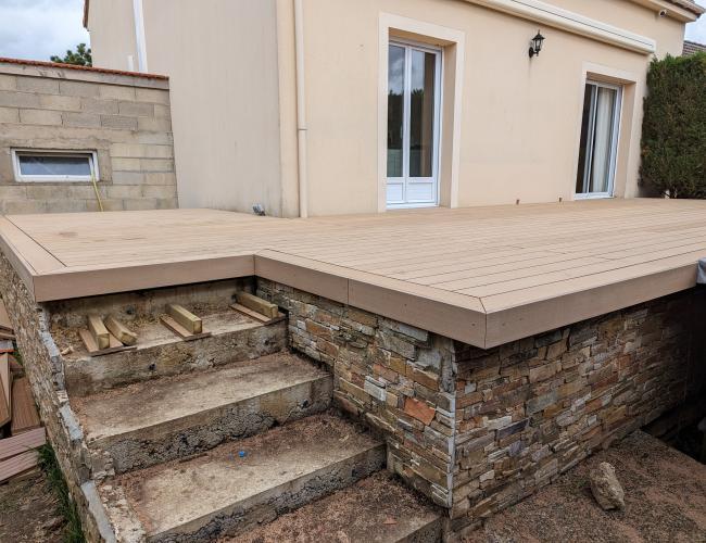 "Vivez l'expérience unique d'une terrasse en bois composite à Mardeuil (51530), la perle de la Marne"