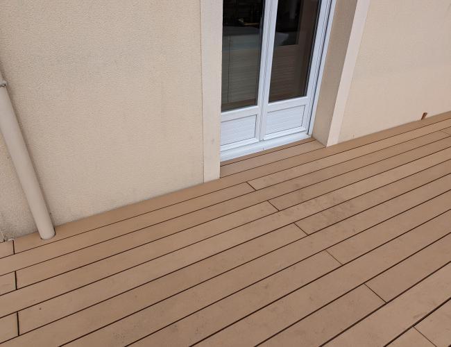 "La terrasse en bois composite : un écrin de verdure à Mourmelon-le-Grand (51400)"