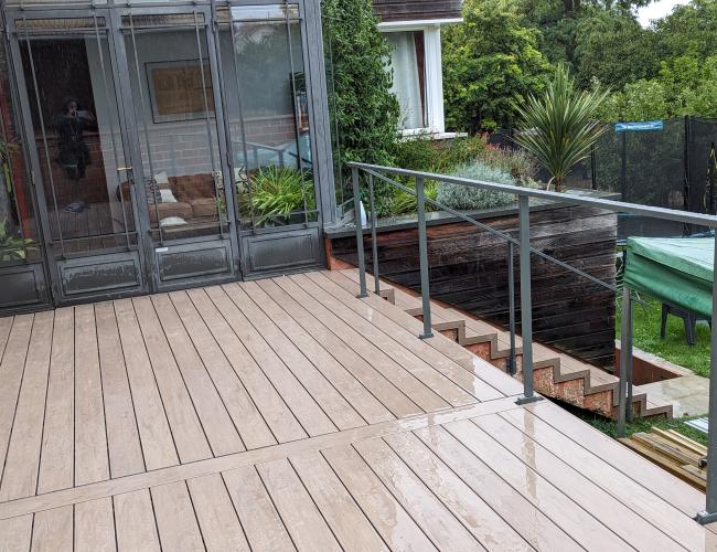 "Terrasse en bois à Épernay (51200) : Vivez des moments de détente dans un cadre naturel !"