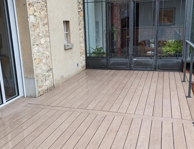 "Sublimez votre extérieur avec notre terrasse en bois à Vitry-le-François (51300) !"